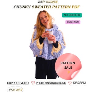 Może przedstawiać: Kobieta w jasno-niebieskim i żółtym grubym swetrze. Obraz zawiera tekst "CHUNKY SWEATER PATTERN PDF", "NO NEEDLES", "BEGINNER", "PATTERN SALE", "SIZE XS-S" i inny tekst.