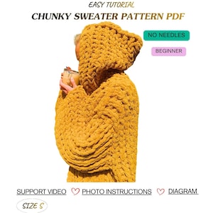 Puede incluir: Suéter de punto grueso de color amarillo mostaza con capucha. La imagen incluye el texto "Easy Tutorial", "Chunky Sweater Pattern PDF", "No Needles" y "Beginner". El texto adicional incluye "Support Video", "Photo Instructions", "Diagram" y "Size S".
