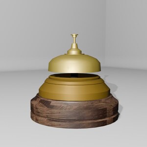 Puede incluir: Una campana de servicio dorada con una base de madera. La campana tiene una parte superior redondeada y un pequeño asa. La base es de color marrón oscuro. La campana está diseñada para ser tocada para llamar la atención.