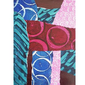 Mixed Media Collage "Fragments #3" pittura acrilica: bordeaux, carte collage in bordeaux, blu, verde acqua e rosa, pannello in legno