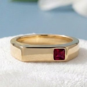 Prinsesgeslepen robijnring, minimalistische gouden zegelring, vierkante rode edelsteen, vlakke zetting, moderne platte statementring, jubileumcadeau voor haar