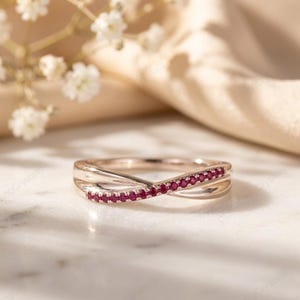 14K roségouden robijnrode oneindigheidsring, sierlijke kris kras trouwring voor vrouwen, echte robijnrode eeuwigheid stapelring, geboortesteen juli cadeau