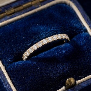 Anillo de eternidad de oro de 14 quilates con diamantes, alianza de boda delgada, anillo apilable de moissanita, micro pavé, regalo de aniversario para ella, joyería minimalista para promesas.