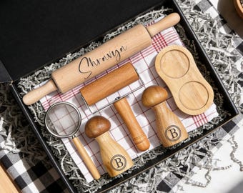 Wooden Baking Gift Set with Engraved Rolling Pin, Spice Grinder and Mesh Strainer, Personalized Kitchen Decor, Baking Lover Gift Box