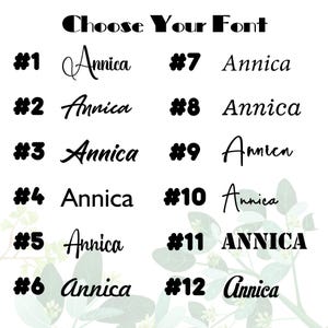 K&ouml;nnte beinhalten: Auf wei&szlig;em Hintergrund werden 12 verschiedene Schriftarten pr&auml;sentiert, die jeweils den Namen "Annica" zeigen. Der Text "Choose Your Font" steht oben. Die Schriftarten variieren im Stil, von eleganter Schreibschrift bis zu fetter serifenloser Schrift.