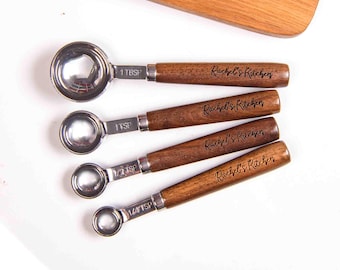Personalized Measuring Cups and Spoons Set – Engraved Wooden Handle Kitchen Tools, Baking Gift, Housewarming Gift