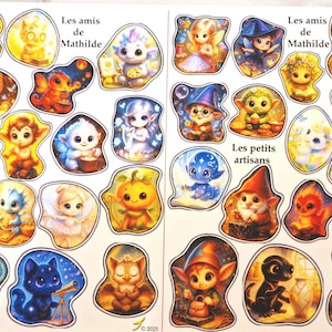 Peut inclure: Deux planches d'autocollants avec des illustrations colorées de créatures fantastiques, dont des fées et des gnomes. Les autocollants présentent des personnages fantaisistes. Le texte sur les planches indique "Les amis de Mathilde" et "Les petits artisans."