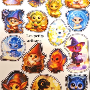 Peut inclure: Une planche d'autocollants colorés avec des illustrations fantaisistes de fées, de gnomes et d'autres créatures fantastiques. Le texte en français est : "Les amis de Mathilde" et "Les petits artisans."