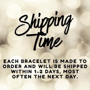 Puede incluir: Un gr&aacute;fico con un fondo bokeh borroso de color claro que presenta el texto negro Shipping Time. Debajo, el texto dice: Each bracelet is made to order and will be shipped within 1-2 days, most often the next day.