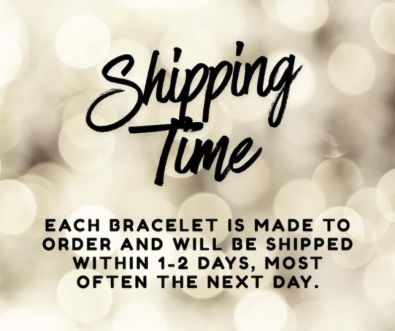 Puede incluir: Un gr&aacute;fico con un fondo bokeh borroso de color claro que presenta el texto negro Shipping Time. Debajo, el texto dice: Each bracelet is made to order and will be shipped within 1-2 days, most often the next day.