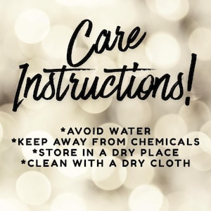 Puede incluir: Un letrero gr&aacute;fico con el texto negro Care Instructions! seguido de una lista de cuatro puntos: AVOID WATER, KEEP AWAY FROM CHEMICALS, STORE IN A DRY PLACE y CLEAN WITH A DRY CLOTH, sobre un fondo blanco desenfocado con efecto bokeh.