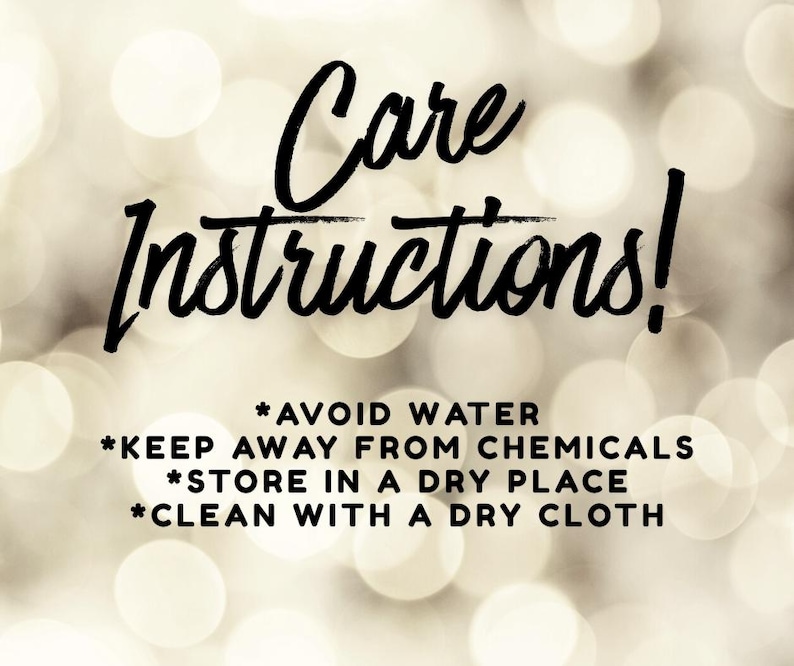 Puede incluir: Un letrero gr&aacute;fico con el texto negro Care Instructions! seguido de una lista de cuatro puntos: AVOID WATER, KEEP AWAY FROM CHEMICALS, STORE IN A DRY PLACE y CLEAN WITH A DRY CLOTH, sobre un fondo blanco desenfocado con efecto bokeh.