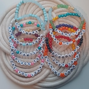 Pulseira da Amizade com Miçangas da Turnê Finding Family - Conjunto de Pulseiras dos Shows Ordinary e Fever Dream