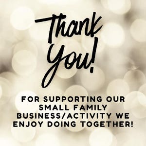 Puede incluir: Una tarjeta gr&aacute;fica con el texto negro Thank You! For supporting our small family business/activity we enjoy doing together! El fondo consiste en un efecto de luz bokeh de color beige claro y blanco, suave y desenfocado.