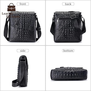 K&ouml;nnte beinhalten: Schwarze Leder-Umh&auml;ngetasche mit Krokodilhaut-Textur. Die Tasche hat einen Klappenverschluss mit Schnalle, einen Schulterriemen und eine Rei&szlig;verschlusstasche auf der R&uuml;ckseite. Ansichten: vorne, hinten, Seite und unten.