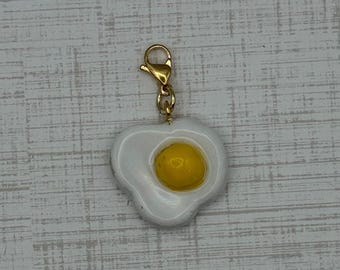 Colgante de huevo / Colgante de huevo frito hecho a mano / Complemento para crear tu propio llavero