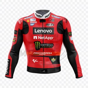 Könnte beinhalten: Rote und schwarze Motorrad-Rennjacke mit Sponsorenlogos, darunter Lenovo, NetApp und Monster Energy. Die Jacke hat einen Reißverschluss, schwarze Ärmel und verschiedene Aufnäher.