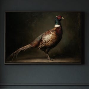 Peut inclure: Une impression encadrée d'un faisan, dans un cadre sombre. Le faisan a des plumes brunes, rouges et blanches. L'impression est accrochée sur un mur sombre au-dessus d'un banc en bois. Le texte "SERAPH PRINTS" est visible en haut.