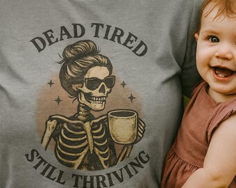 Doodmoe maar nog steeds bloeiend shirt | Funny Mom Life T-shirt | T-shirt met print voor moe mama | Moedershirt met skelet | Coffee Lover Mom cadeau-T-shirt