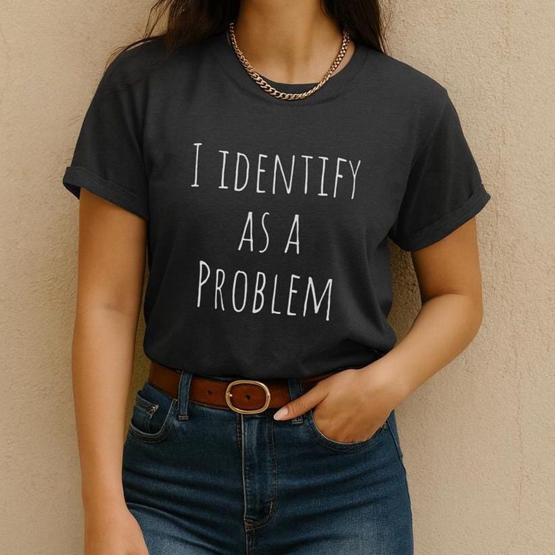 T-Shirt Homme Humoristique « I Identify As A Problem » – Coupe Classique – Neuf Avec Étiquette
