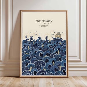 Könnte beinhalten: Ein vertikaler Kunstdruck mit dem Titel The Odyssey, A Modern Retelling By The Artist. Die Illustration zeigt ein dunkelblaues Meer mit stilisierten Wellen, einem Segelschiff und verschiedenen kleinen Figuren, darunter eine mit Dreizack.
