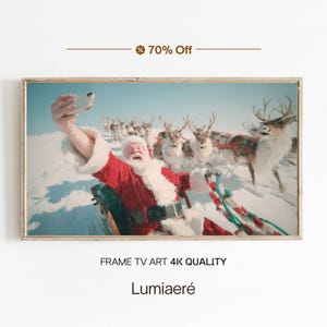 Könnte beinhalten: Ein gerahmter Druck zeigt den Weihnachtsmann, der ein Selfie macht, während er in einem von Rentieren gezogenen Schlitten durch eine verschneite Landschaft fährt. Der Weihnachtsmann trägt einen roten Anzug und einen weißen Bart. Der Text "FRAME TV ART 4K QUALITY" und "Lumiaeré" sind sichtbar.
