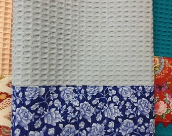 Polvoriento azul Wafflecloth Teatowel con borde de tela y adornos de encaje Franqueo libre