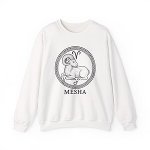 Mesha 牡羊座 星座 ラム スウェットシャツ、快適なユニセックスクルーネック、占星術ギフト、牡羊座 星座 アパレル、星占いセーター、星座スタイル