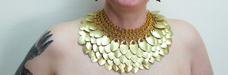 Statement Chandelier Necklace / Gold Scale Jewellery / READY TO SHIP / Scalemaille Collar / Chainmaille Jewelry / Chain Mail Necklace imagen 3