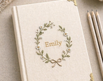 Cuaderno personalizado con nombre y flores bordados, un regalo significativo para tu hija.