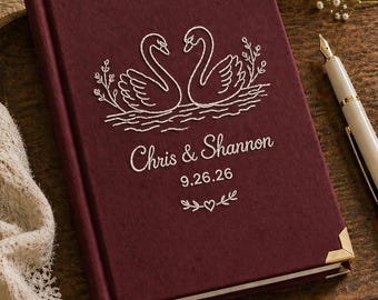 Cuaderno personalizado color burdeos con elegante cisne blanco bordado, regalo romántico de compromiso.