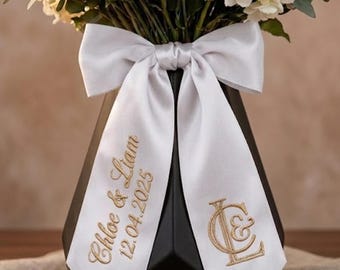 Elegante banda con inicial bordada personalizada, regalo significativo para fiesta de compromiso.