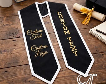Banda de graduación personalizada bordada, banda de graduación con logotipo y nombre personalizados, producto de regalo de satén dorado de primera calidad