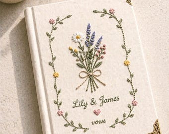 Cuaderno personalizado bordado en color lavanda y margarita crema, estilo romántico para aniversario.