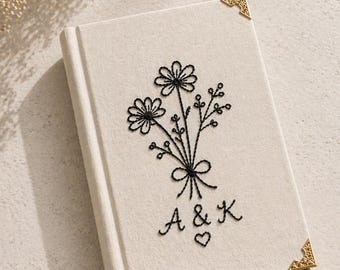 Cuaderno personalizado con inicial floral minimalista bordada, estilo regalo romántico para parejas.