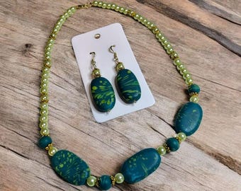 Conjunto de collar y pendientes de perlas y cuentas acrílicas verdes