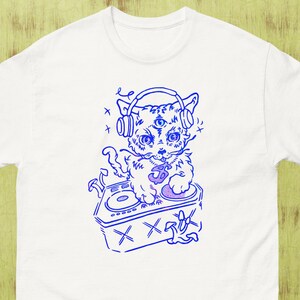 Camiseta con Ilustración de Gato DJ | Regalo Divertido para Amantes de la Música y Audiófilos | Gráfico Tocadiscos EDM Rave