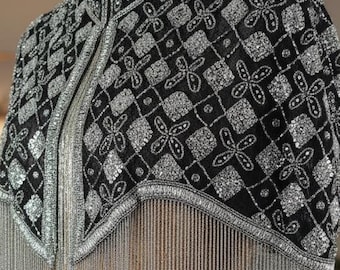 Capa de lujo para mujer, negra con cuentas y detalles plateados – Bordado geométrico, cuello alto, bajo largo con cuentas, ideal para bodas y eventos de noche.