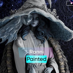 Könnte beinhalten: Eine bemalte, lebensgroße Figur von Ranni in Blau-, Grau- und Weißtönen. Die Figur trägt einen großen Hut und eine lange Robe. Der Text "Ranni Painted" ist sichtbar.