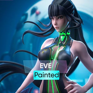 Può includere: Una figura a grandezza naturale di una donna con lunghi capelli neri e un abito futuristico. La figura è dipinta in nero e verde, con le parole "EVE" e "Painted" visualizzate sull'immagine. Lo sfondo è blu sfocato.
