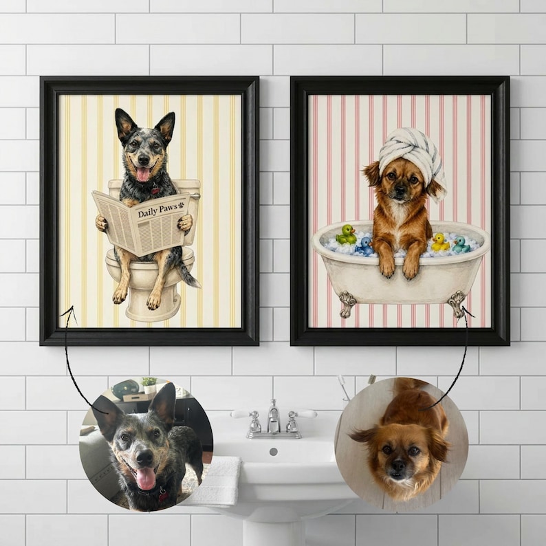 K&ouml;nnte beinhalten: Zwei gerahmte Kunstdrucke mit Hunden. Einer zeigt einen Hund auf einer Toilette, der eine Zeitung mit dem Text "Daily Paws" liest. Der andere zeigt einen Hund in einer Badewanne mit einem Handtuch. Beide Drucke haben schwarze Rahmen und gestreifte Hintergr&uuml;nde.