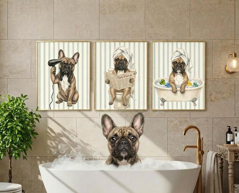 K&ouml;nnte beinhalten: Drei gerahmte Kunstdrucke mit franz&ouml;sischen Bulldoggen in einem Badezimmer. Einer der Hunde f&ouml;hnt sich, ein anderer liest Zeitung, und der dritte sitzt in einer Badewanne. Die Drucke haben goldene Rahmen und einen gestreiften Hintergrund.