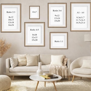 K&ouml;nnte beinhalten: Ein Wohnzimmer mit gerahmten Kunstdrucken in verschiedenen Formaten, darunter 20x30, 25x38, 30x46 und 41x61 cm. Die Rahmen sind &uuml;ber einem beigen Sofa ausgestellt, mit einer neutralen Farbpalette.