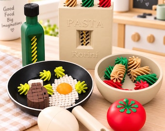 Ensemble de cuisine factice imprimé en 3D, comprenant des pâtes factices de couleur personnalisée, une poêle, un œuf, un bol de tomates et de l'huile d'olive.