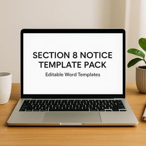 Puede incluir: Un portátil plateado muestra el texto "SECTION 8 NOTICE TEMPLATE PACK" y "Editable Word Templates". El portátil está sobre un escritorio de madera, con una taza blanca y una planta en maceta en el fondo.