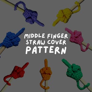 Pode incluir: Uma coleção de sete capas de crochê para canudos em roxo, amarelo, rosa, verde, laranja, vermelho e azul, cada uma em formato de mão com o dedo médio estendido. O texto MIDDLE FINGER STRAW COVER PATTERN está centralizado em branco no fundo cinza.