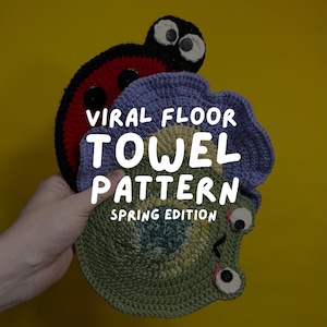 Puede incluir: Dos patrones de toallas de suelo de ganchillo se muestran sobre un fondo amarillo. Uno es un diseño de mariquita roja y negra, y el otro es un diseño de flor verde y azul. El texto "VIRAL FLOOR TOWEL PATTERN SPRING EDITION" está superpuesto en la imagen.