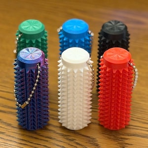 Puede incluir: Un juego de tres tazas de cer&aacute;mica con un acabado mate moteado. Las tazas son de color crema, gris claro y gris oscuro. Cada taza tiene un dise&ntilde;o simple y minimalista.