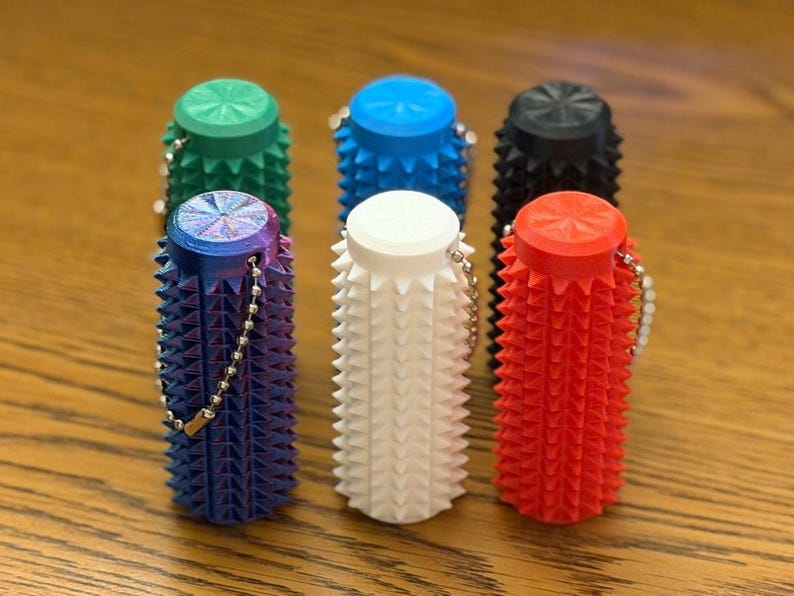 Puede incluir: Un juego de tres tazas de cer&aacute;mica con un acabado mate moteado. Las tazas son de color crema, gris claro y gris oscuro. Cada taza tiene un dise&ntilde;o simple y minimalista.