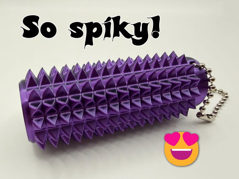 Puede incluir: Una taza de cer&aacute;mica blanca con un asa negra y el texto "But First, Coffee" en negro, en negrita. La taza est&aacute; sobre una superficie blanca.